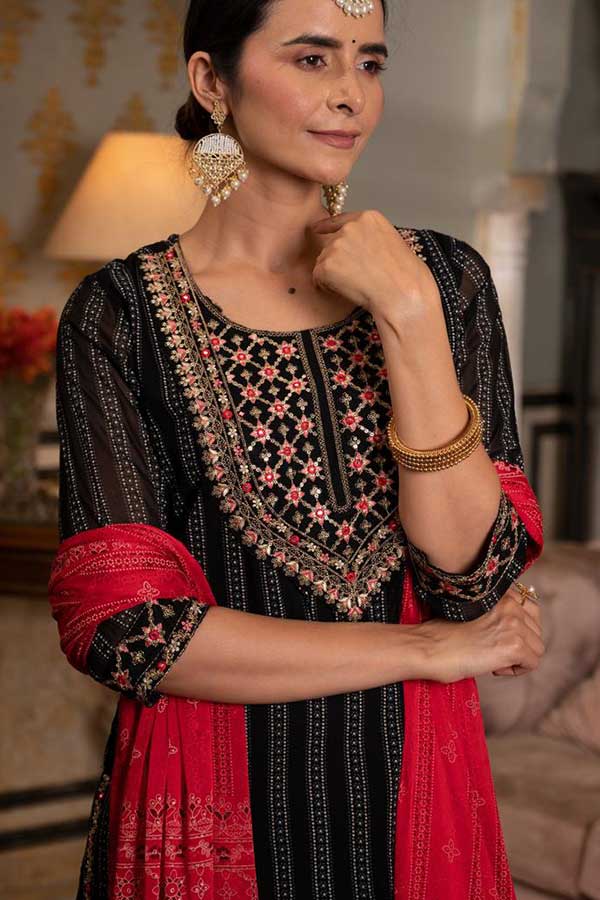 Timeless Beauty: Georgette Kurta with Zari Embroidery and Stylish Gharara